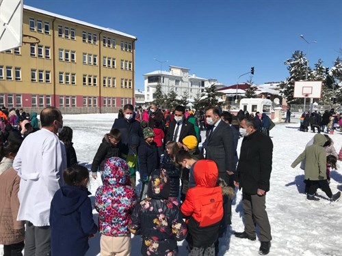 Kaymakamımız Sayın Ahmet Raşit ORHAN Atatürk İlkokulu'nda gerçekleştirilen tahliye tatbikatına katıldı.